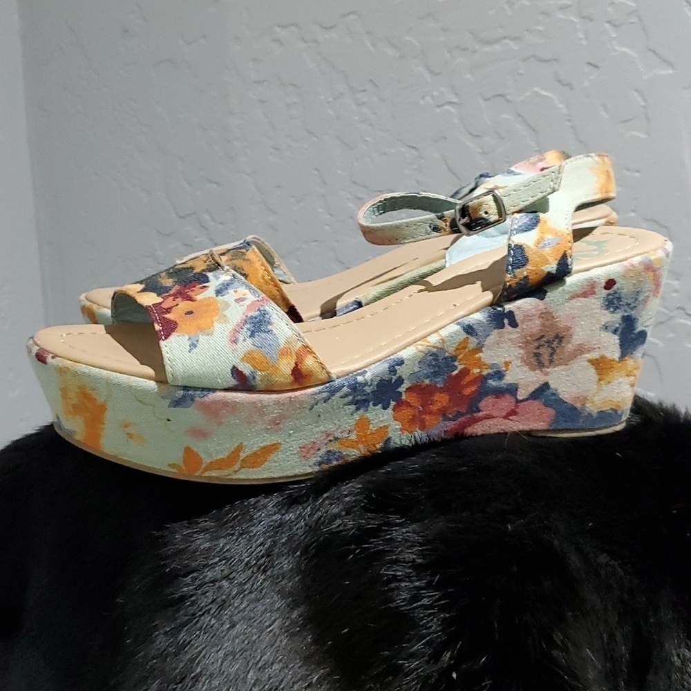 FLORAL ROLLERCOASTERS PLATFORM CHUNKY SANDALS SIZE 7.5 ROMANTIC DAINTY